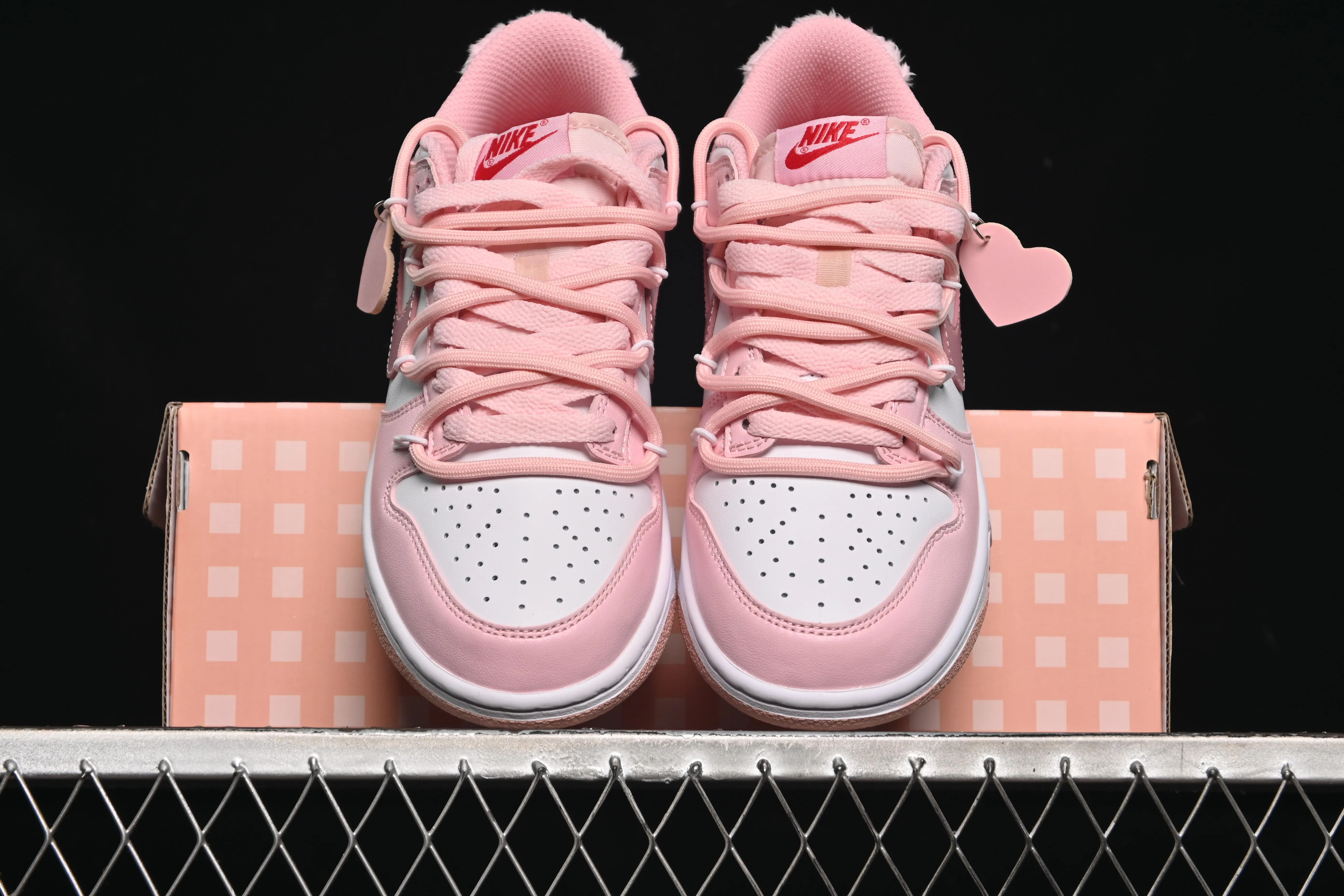 All Categories Nk SB Dunk Series Nk SB Dunk Low Low-top sneakers Nike SB Dunk Low White Pink Straps Low-top casual sneakers DO6485-600